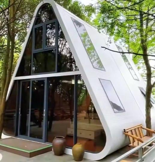 Finnhäuser – Weißes Design-A-Frame · schwarze Glasfassade · moderne Architekturstudie